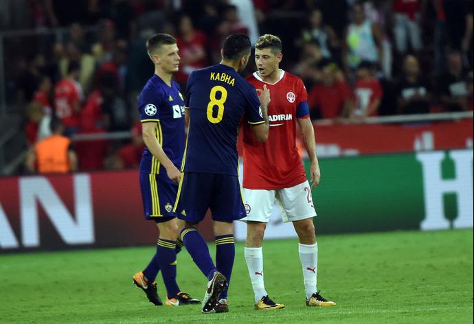 מאור מליקסון שחקן הפועל באר שבע מול מוחמד קבהא שחקן מאריבור