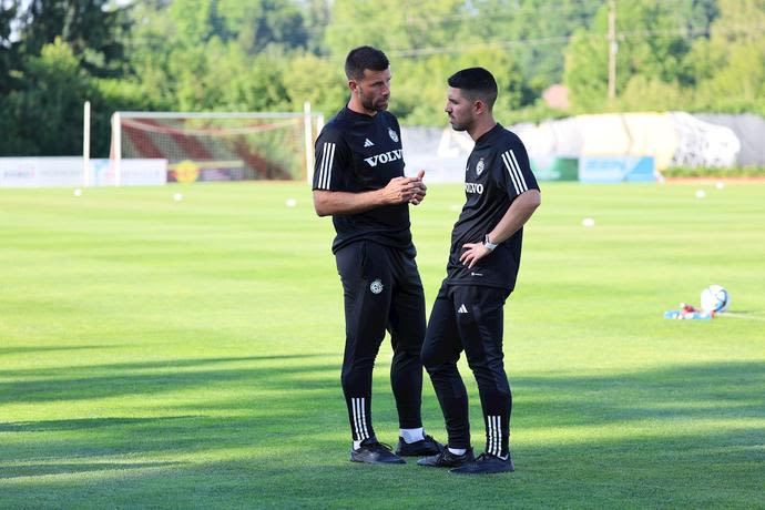 שחר ויזינגר עם דושאן מאטוביץ' עוזרי מאמן מכבי חיפה