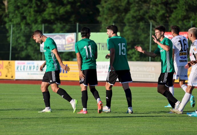 שחקני מכבי חיפה חוגגים, אביאל זרגרי משמאל