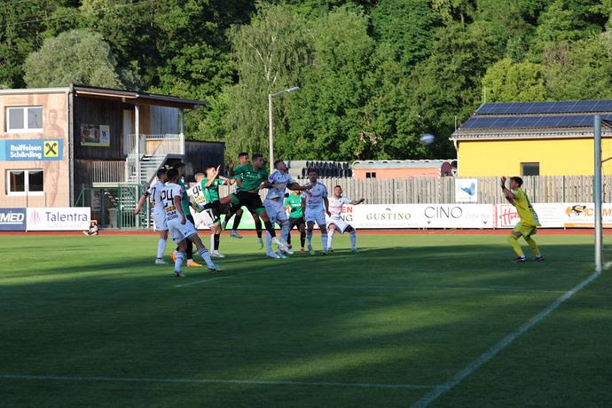 אביאל זרגרי שחקן מכבי חיפה נוגח לרשת אוניברסיטטאה קלוז'