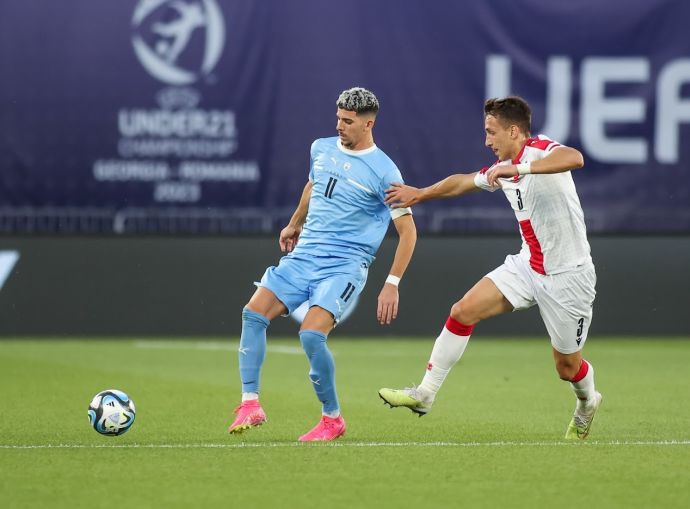 דור תורג'מן שחקן הנבחרת הצעירה של ישראל לפני איבה גלאשווילי שחקן נבחרת גאורגיה הצעירה