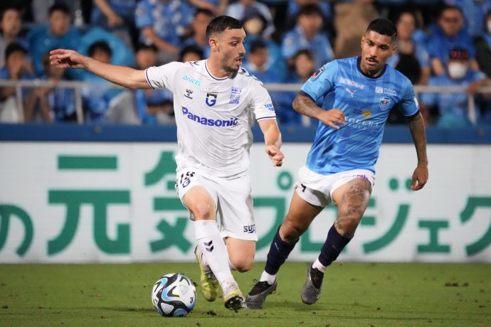 נטע לביא שחקן גמבה אוסקה לפני יורי לארה שחקן יוקוהמה