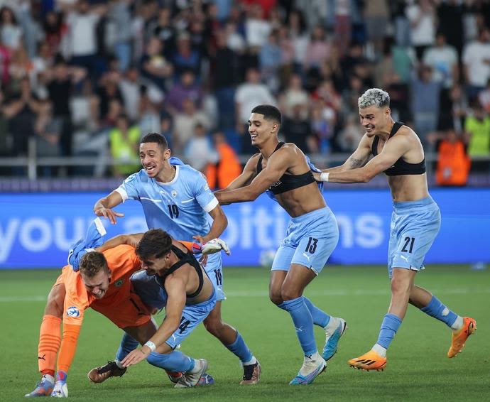 שחקני הנבחרת הצעירה חוגגים עלייה לחצי גמר אליפות אירופה 2023