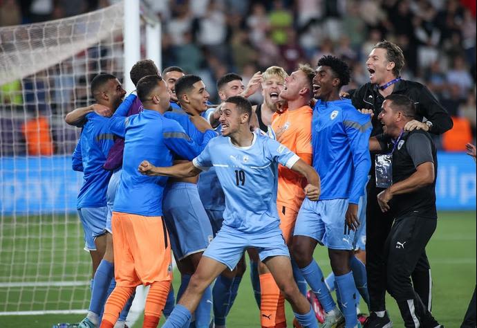 מוחמד אבו רומי (19) ושחקני הנבחרת הצעירה חוגגים עלייה לחצי גמר אליפות אירופה 2023