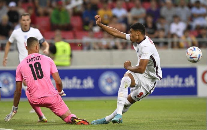 דיין סקארלט שחקן נבחרת הנוער של אנגליה מול תומר צרפתי שוער נבחרת הנוער של ישראל