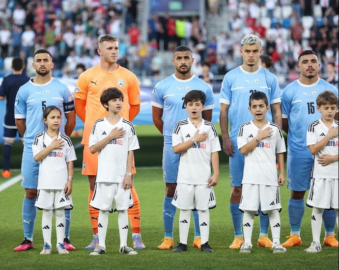 איתן אזולאי (מימין), סתיו למקין, כרים ג'אבר, דניאל פרץ, גיל כהן שחקני הנבחרת הצעירה של ישראל