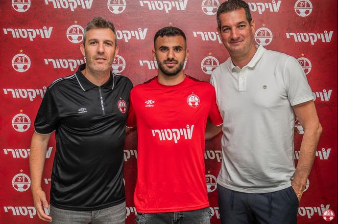 הראל שלום לצד מנכ"ל הפועל באר שבע גיא פרימור וסוכנו עידן בן אבו
