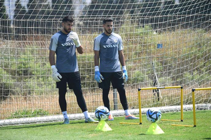 איתמר ניצן לצד שריף כיוף באימון מכבי חיפה