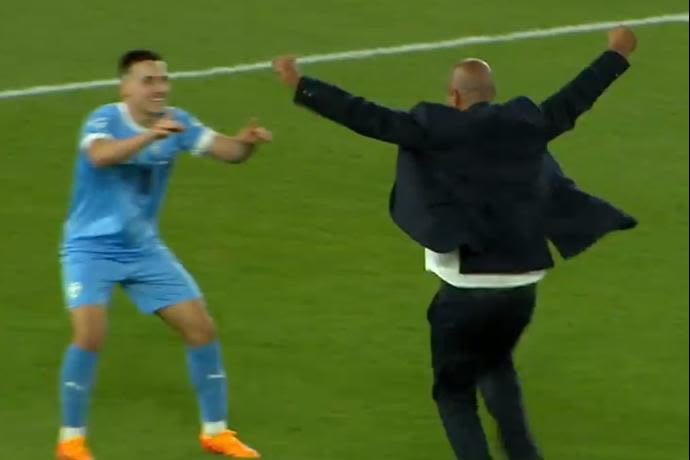 גיא לוזון חוגג עם אוסקר גלוך, הנבחרת הצעירה