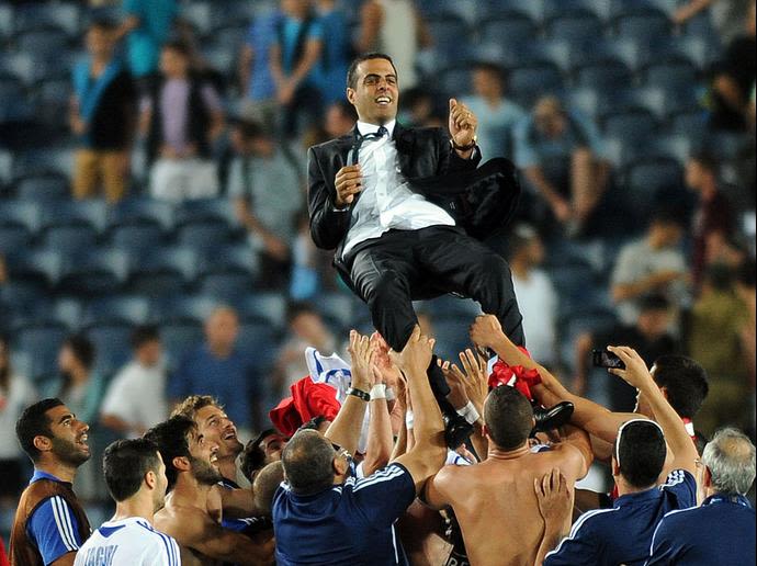 גיא לוזון מאמן ישראל הצעירה חוגג עם השחקנים