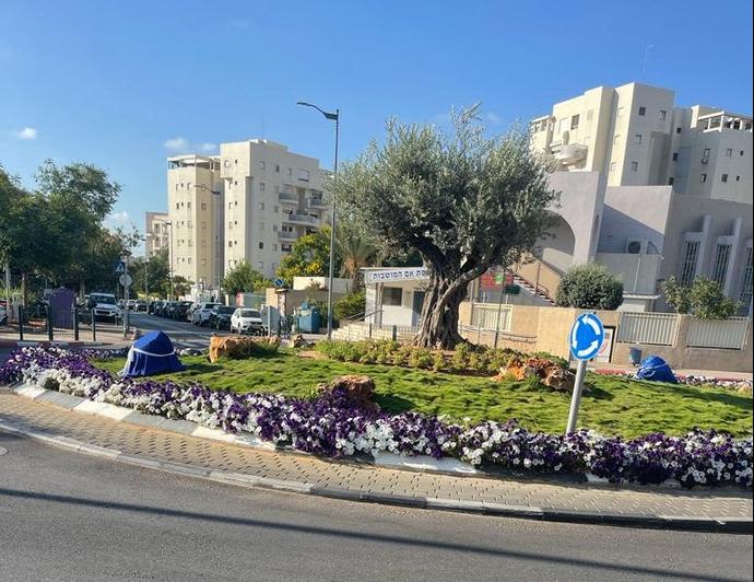 כיכר על שם מני בסון, שחקן הפועל פתח תקוה לשעבר