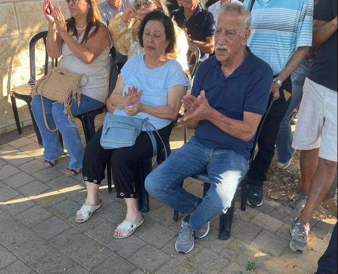 ציון ורחל, הוריו של כדורגלן העבר מני בסון ז"ל, בטקס קריאת כיכר על שמו בעיר פתח תקוה