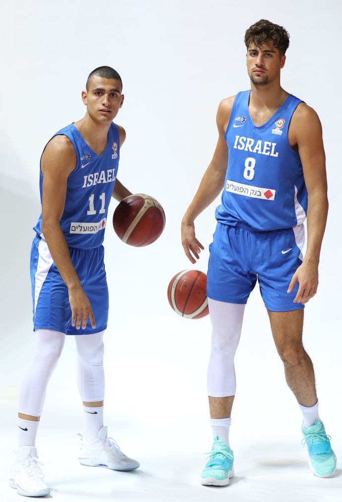 דני אבדיה עם שחקן נבחרת ישראל ים מדר