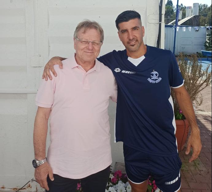 אבי ריקן שחקן הפועל פתח תקוה עם סוכנו מאיר ריפמן