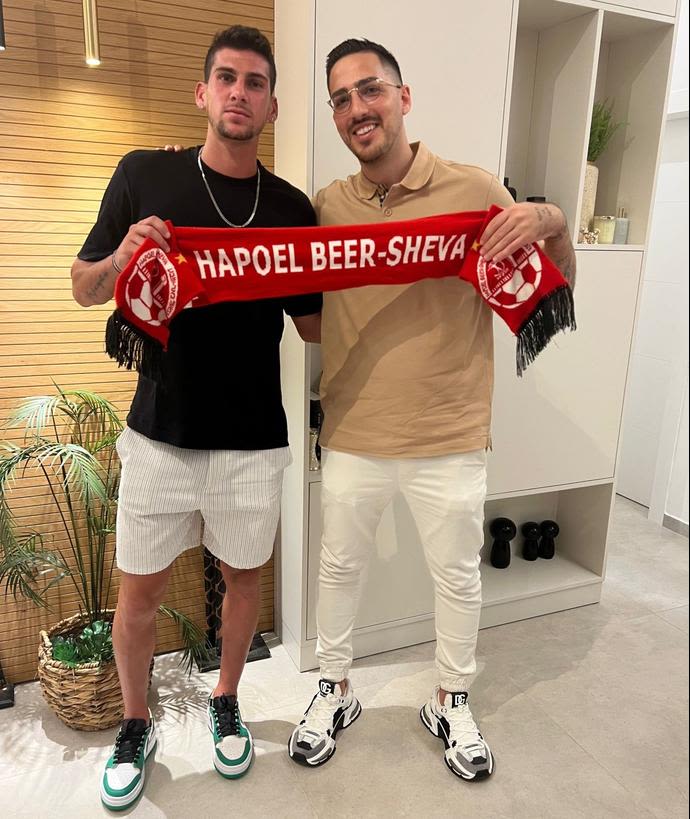 ניב פליטר שחקן הפועל באר שבע עם סוכנו ירון ברנס