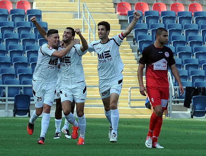 שחקני הפועל רעננה, אלון זיו (20), לואי טהא (6), יוגב לרמן (25)