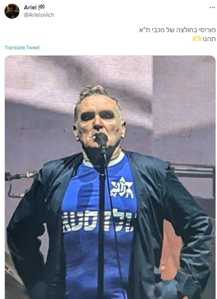 מוריסי לובש חולצה של מכבי תל אביב בהופעה בתל אביב