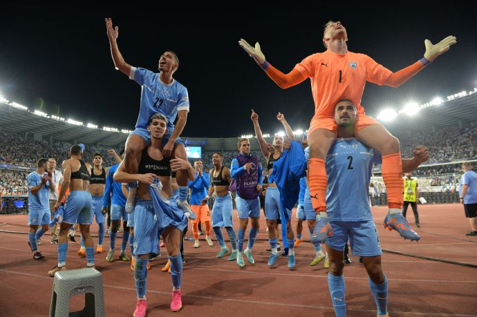 שחקני הנבחרת הצעירה של ישראל חוגגים: דניאל פרץ על כתפי כרם ג'אבר, עילאי חג'ג' על כתפי דור תורג'מן