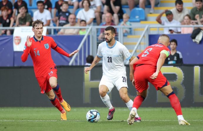 שחקן הנבחרת הצעירה של ישראל, הישאם לאיוס, מול שחקן נבחרת אנגליה הצעירה, ג'יימס גארנר