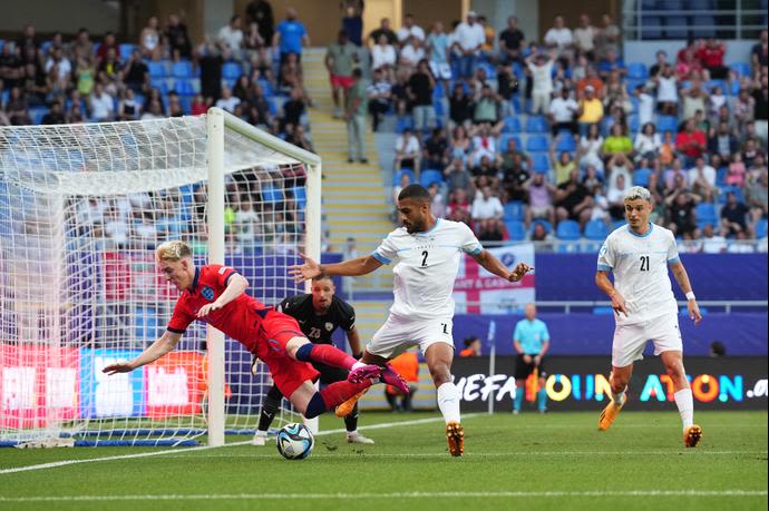 כרם ג'אבר שחקן הנבחרת הצעירה של ישראל מכשיל את אנתוני גורדון שחקן נבחרת אנגליה הצעירה