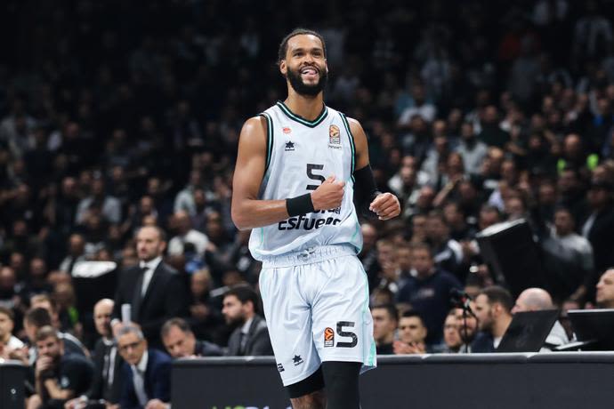 ג'יימס ווב במדי ולנסיה