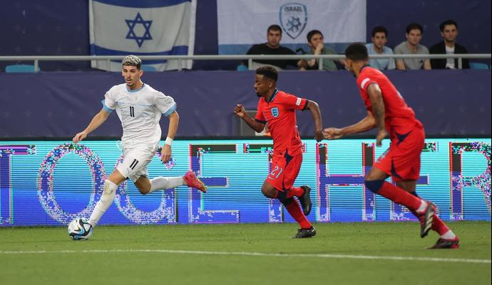 שחקן הנבחרת הצעירה של ישראל, דור תורג'מן,  מול שחקן נבחרת אנגליה הצעירה, אנג'ל גומס