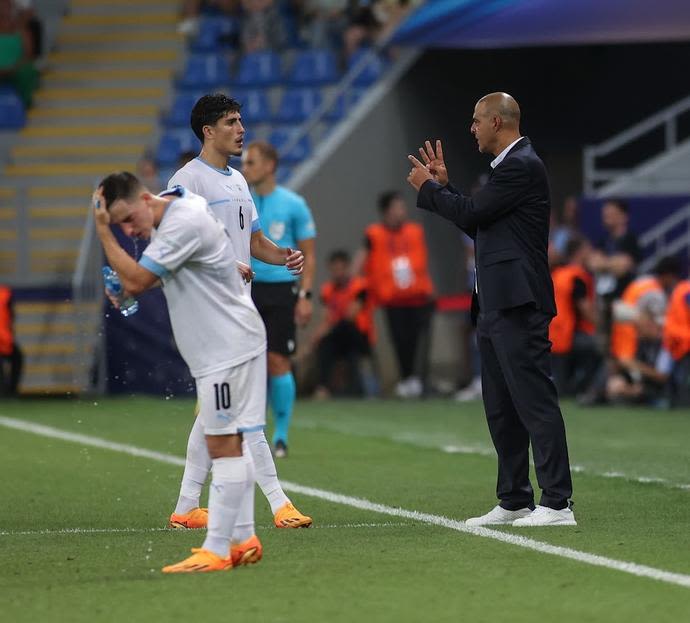 שחקן הנבחרת הצעירה של ישראל, עומרי גנדלמן עם המאמן גיא לוזון