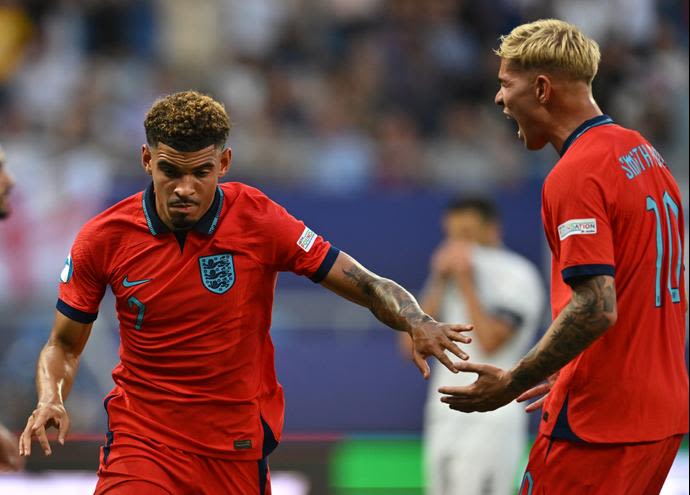 מורגן גיבס-ווייט, אמיל סמית' רואו, שחקני הנבחרת הצעירה של אנגליה