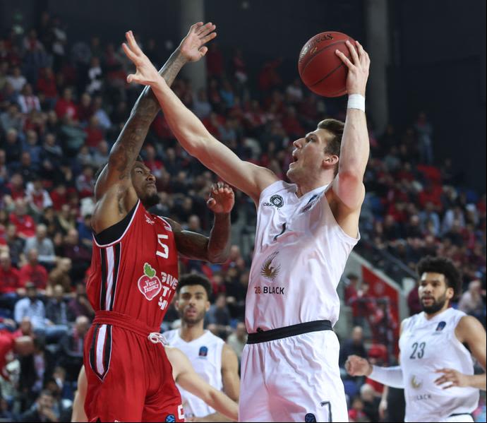 קסבייר מנפורד הפועל תל אביב לצד לוקאס מייסנר המבורג טאוורס