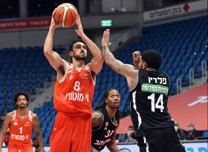 שחקן עירוני נס ציונה ליאור קררה מול שחקן הפועל ירושלים ג'יימס פלדין