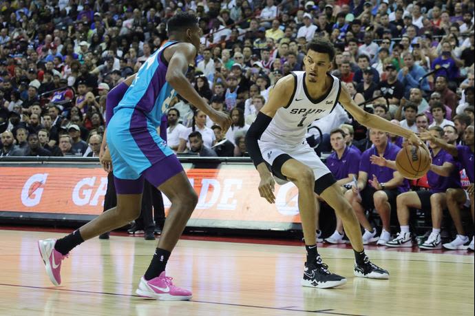 שחקן סן אנטוניו ספרס ויקטור וומבניאמה מול שחקן שארלוט הורנטס ברנדון מילר בליגת הקיץ