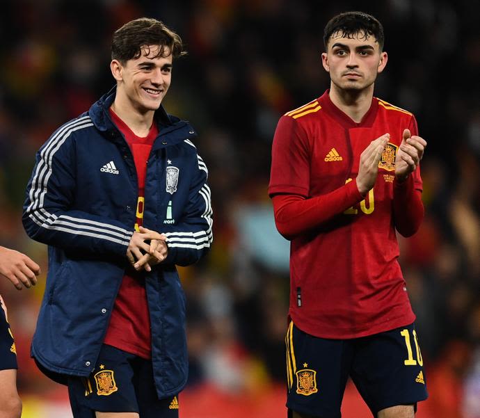 שחקן נבחרת ספרד פדרי לצד גאבי