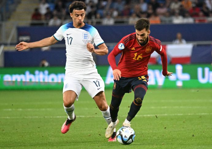 שחקן הנבחרת הצעירה של אנגליה קרטיס ג'ונס, מול שחקן הנבחרת הצעירה של ספרד, אלכס באנה