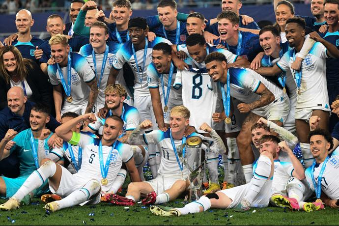 שחקני הנבחרת הצעירה של אנגליה חוגגים זכייה באליפות אירופה 2023