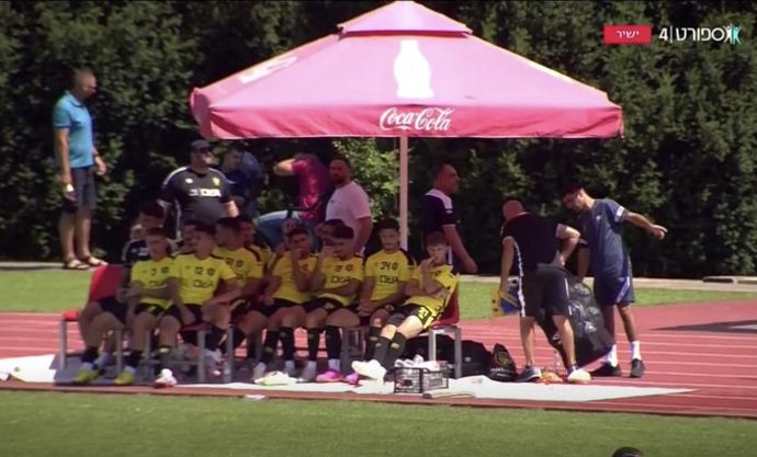 שחקני בית"ר ירושלים תחת שמשייה במחנה האימונים