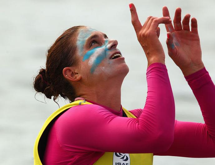 לי קורזיץ גולשת רוח ישראלית חוגגת את זכייתה באליפות העולם. גם בלונדון?