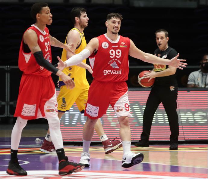 שחקני הפועל גלבוע/גליל יפתח זיו, ג'ו תומאסון חוגגים