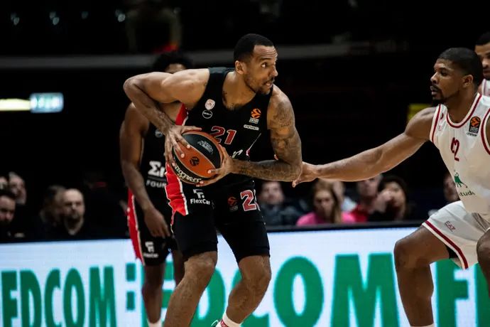 ג'ואל בולומבוי, אולימפיאקוס, מול קייל היינס, מילאנו