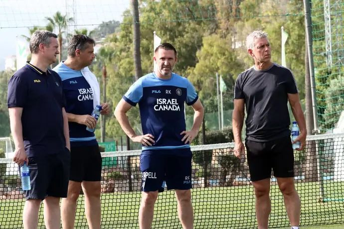 מיטש גולדהאר, רובי קין בן מנספורד, ג'ק אנגלידיס באימון מכבי תל אביב