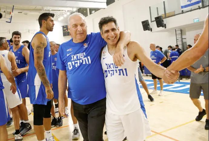 עדי גורדון עם צביקה שרף, משחק הוקרה של מומו לוצקי