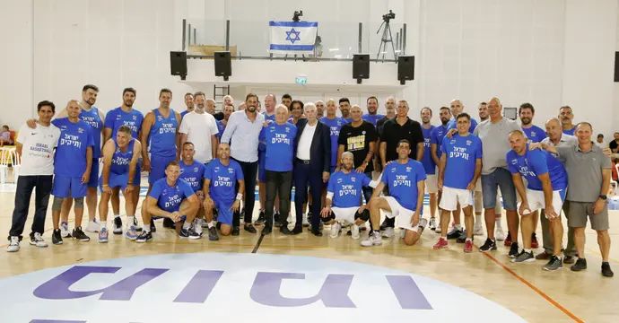 שחקני עבר של נבחרת ישראל בכדורסל במשחק ההוקרה של מומו לוצקי