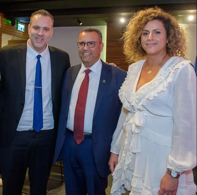 דר נטע אבוגוב יור ובעלים הפועל לב ירושלים משה ליאון ראש העיר ירושלים ומיקי זוהר שר התרבות והספורט בערב גאלה במוזיאון ידידי ישראל