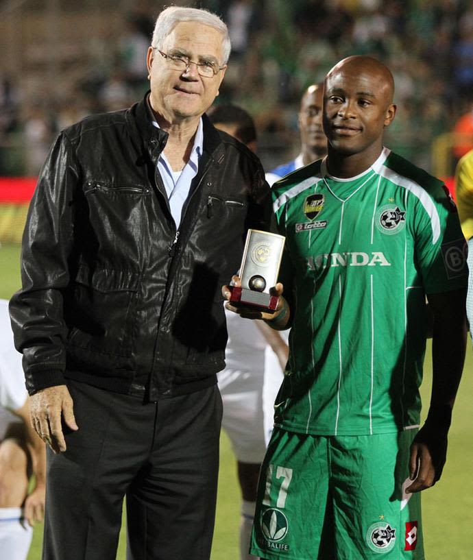 פיטר מסיללה עם נשיא מכבי חיפה יעקב שחר