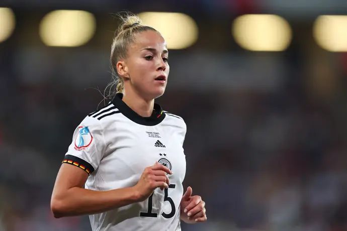 ג'וליה גווין שחקנית נבחרת גרמניה