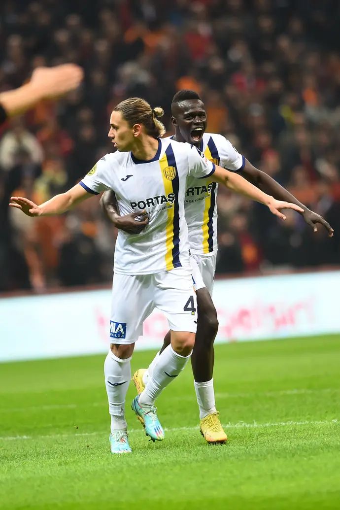 שחקן אנקרגוצ'ו לאמין דיאק (מימין)