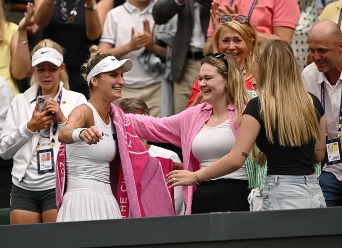 מרקטה וונדרושובה, אלופת ווימבלדון 2023, עם משפחתה ביציע