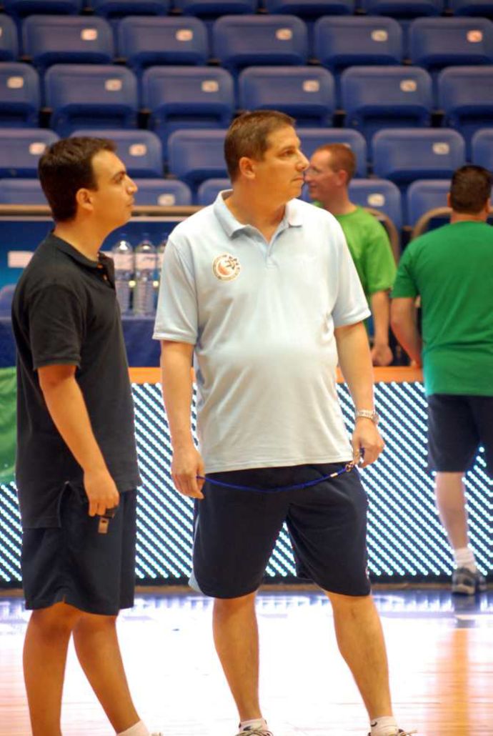 מאמן מכבי חיפה, אבי אשכנזי, עם עוזרו, אלעד חסין