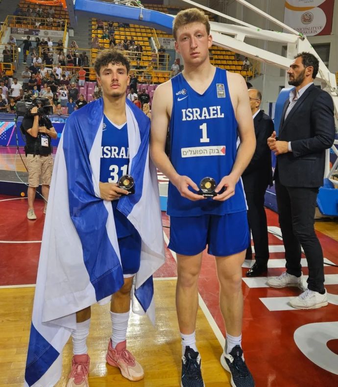 דני וולף עם נועם יעקב שחקני נבחרת העתודה של ישראל