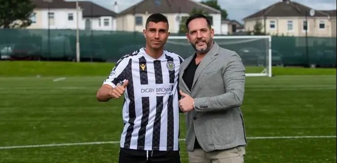 סוכן השחקנים שחר גרינברג עם החלוץ סתיו נחמני שחתם בסט. מירן הסקוטית