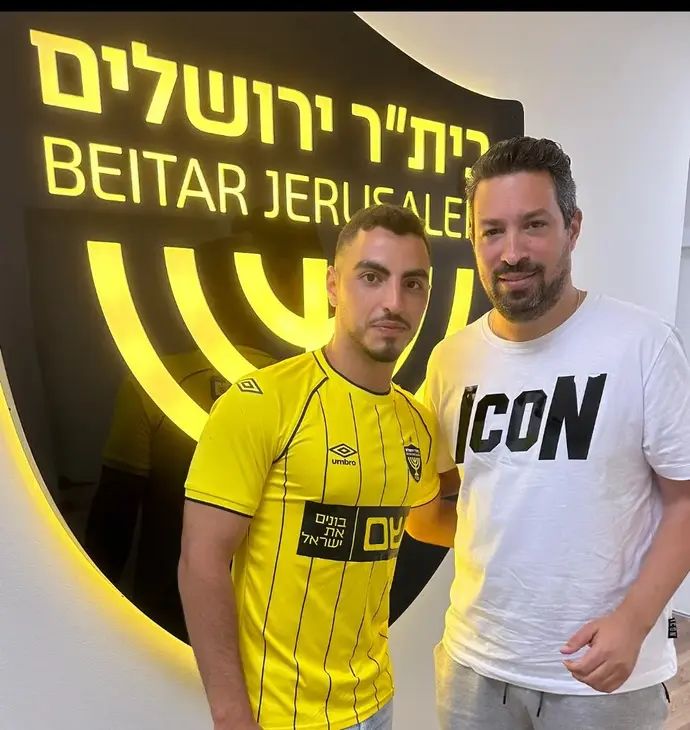 עומר קורסיה שחקן בית"ר ירושלים עם סוכנו אדם קידן